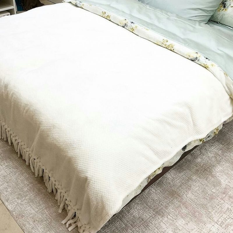 TIVOLYO-HOME-NAPPA-FAVO-SOFT-С-КИСТОЧКАМИ-ПЛЕД-КРЕМОВЫЙ-1.jpg